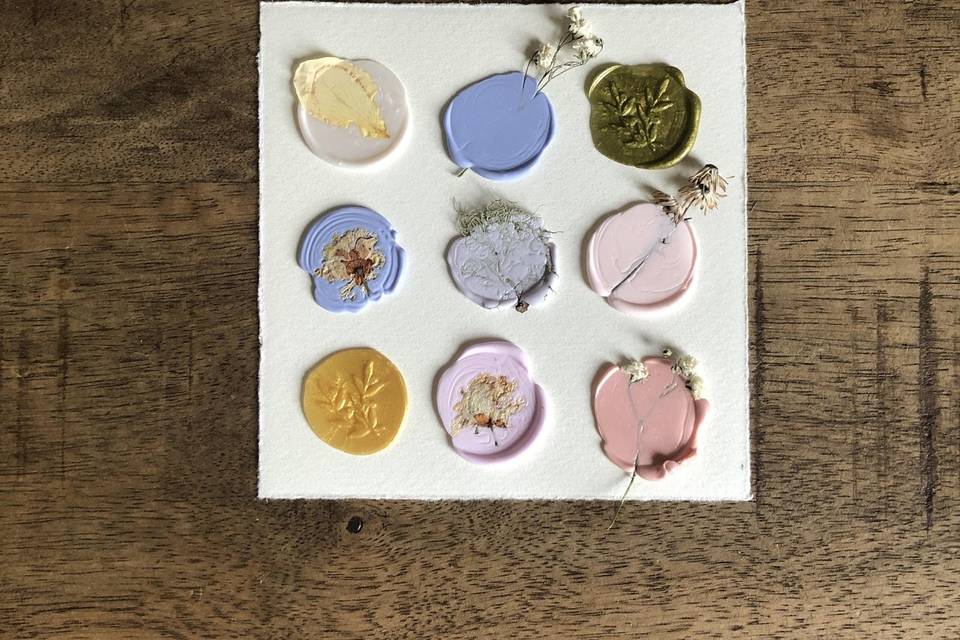 Timbri in ceralacca e fiori