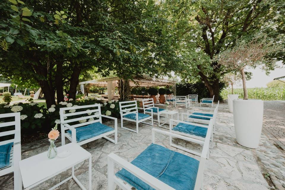 area_relax_esterno_con_divanetti