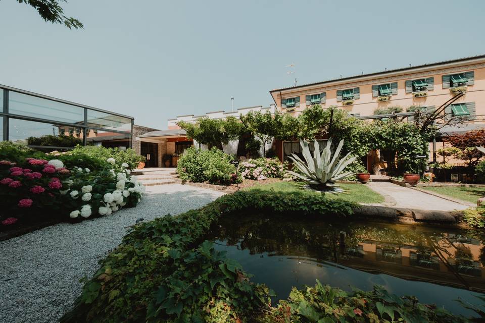giardino_con_vasca_riflessi