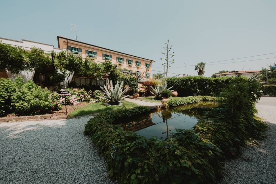 giardino_esterno_con_laghetto