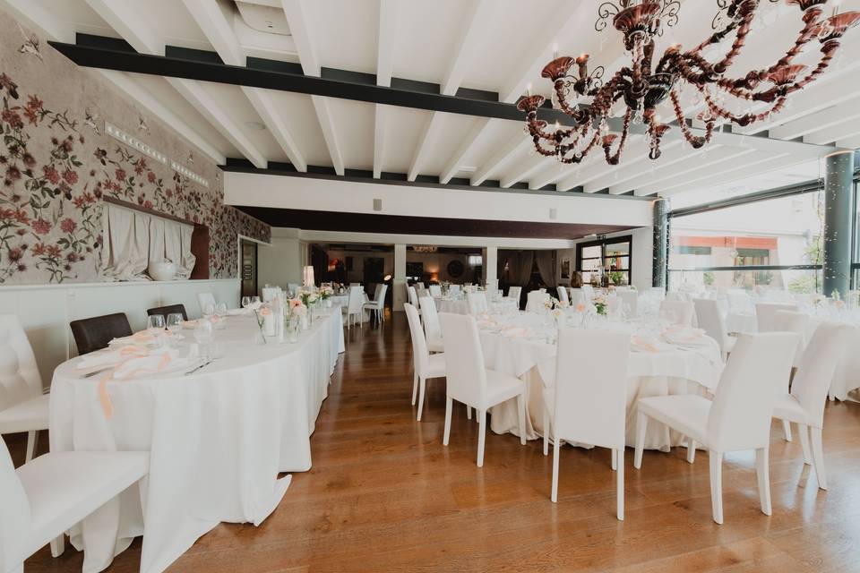 sala_ricevimento_bianca_lustre