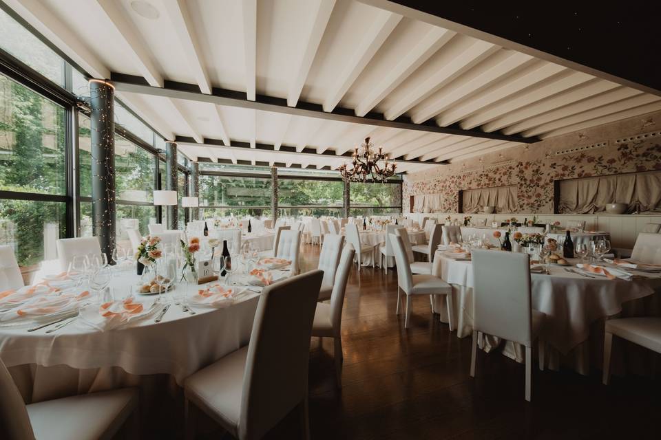 sala_ricevimento_illuminata_fiori