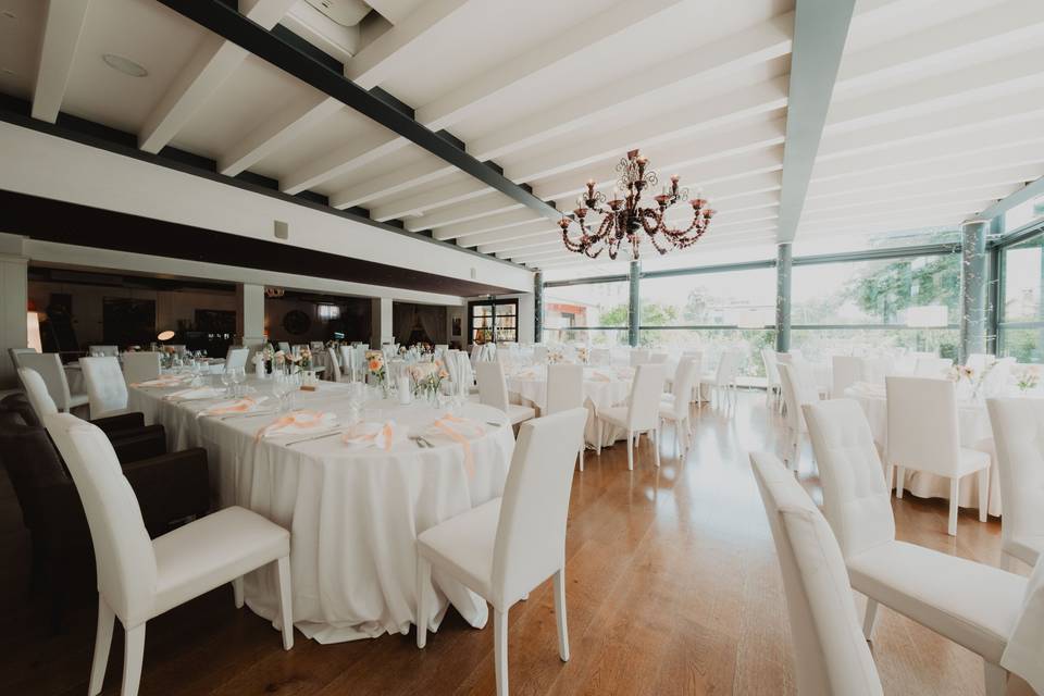 sala_ricevimento_luminosa_bianche