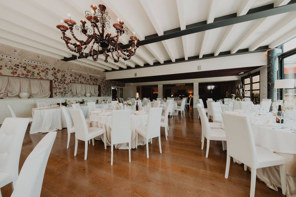sala_ricevimento_tavoli_bianchi