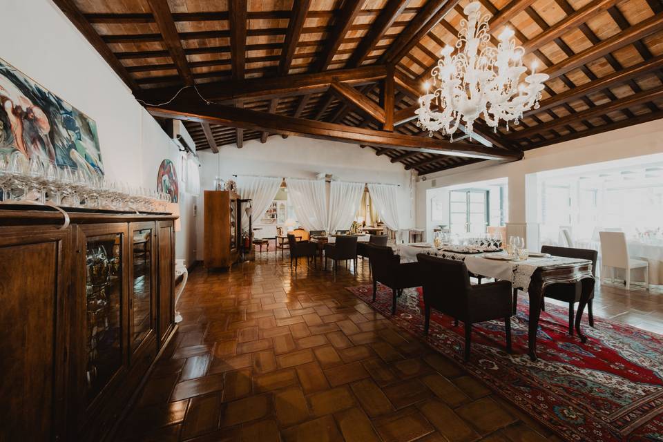 sala_ricevimento_tavolo_legno_tappeto