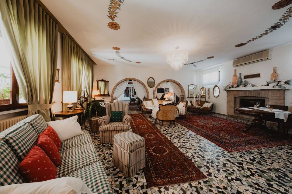 salotto_decorato_con_camino