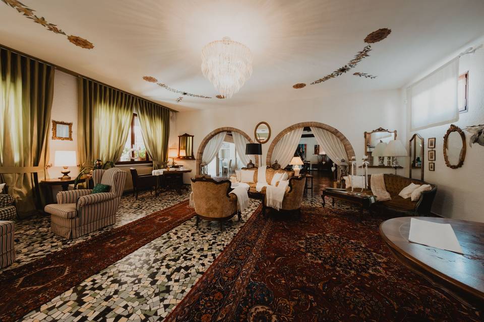 salotto_decorato_con_tappeti_e_poltrone