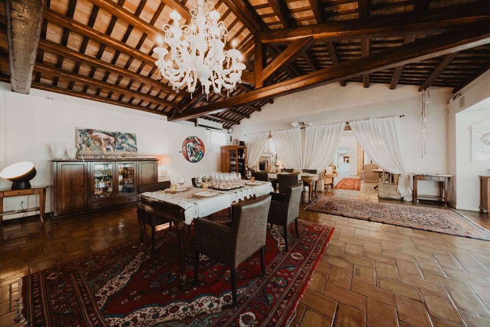 tavolo_apparecchiato_sala_legno