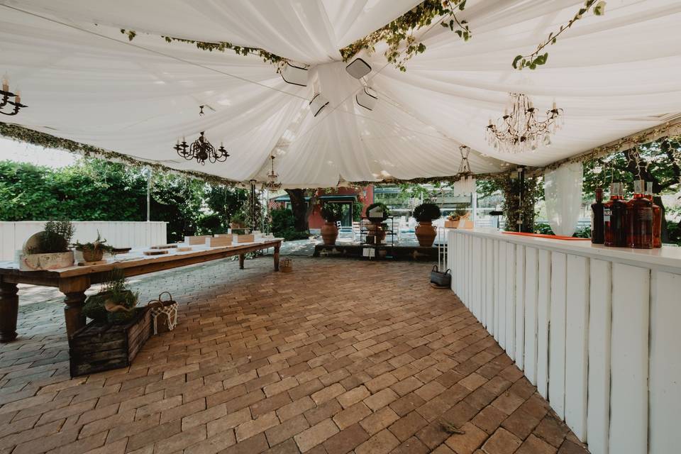 tenda_decorata_con_banco_bar