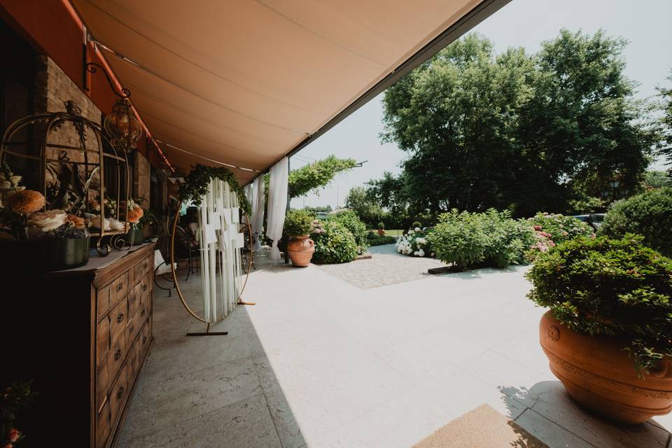 veranda_decorata_fiori_e_piante