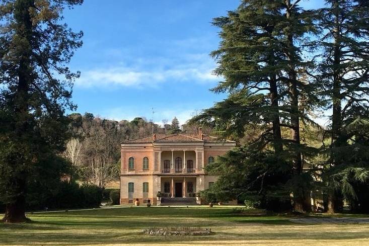 A tavola sotto gli alberi