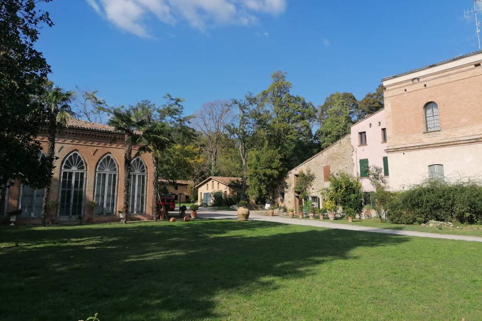 Giardino laterale con serra