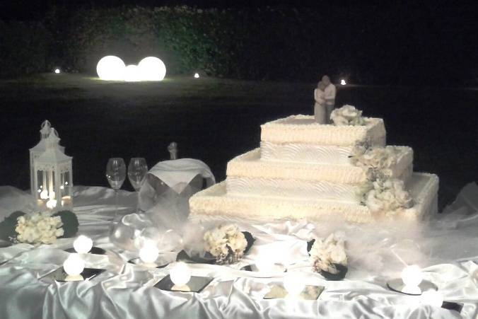 Wedding cake con rose rosse