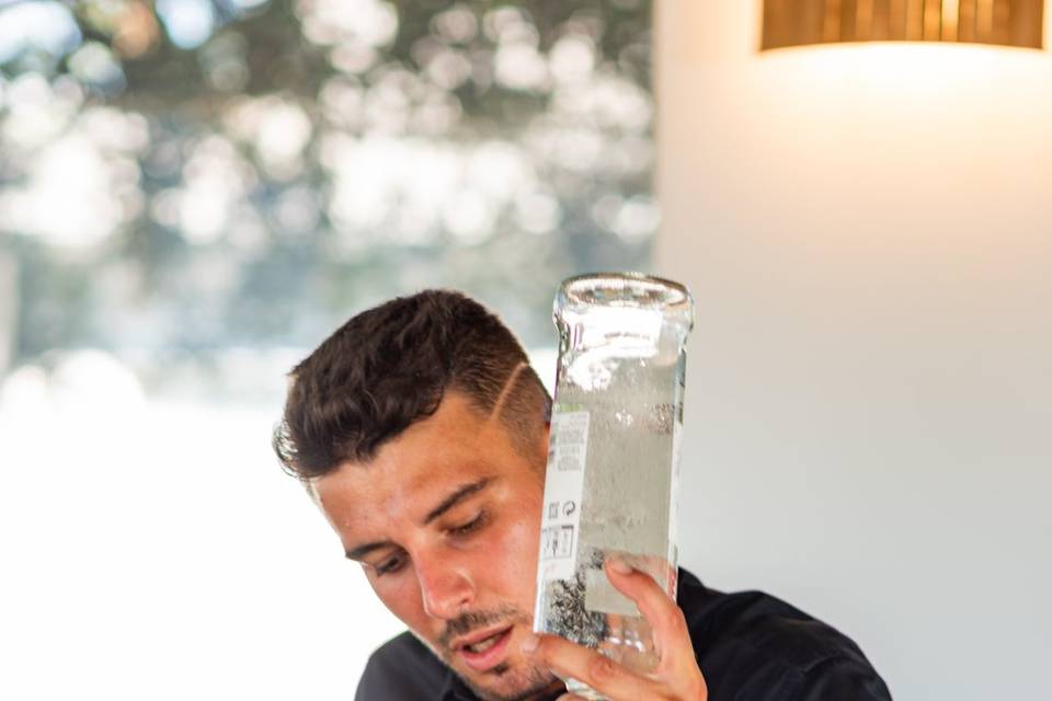 Barista appoggiato al bancone del bar