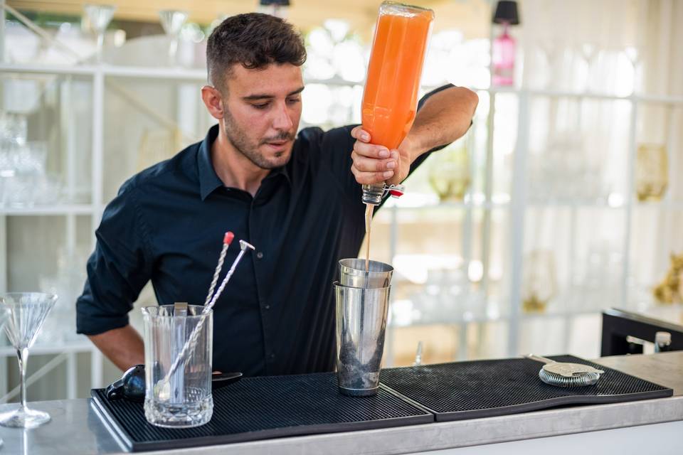 Barista che lavora dietro al bancone