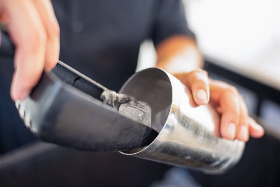 Barista che usa lo shaker