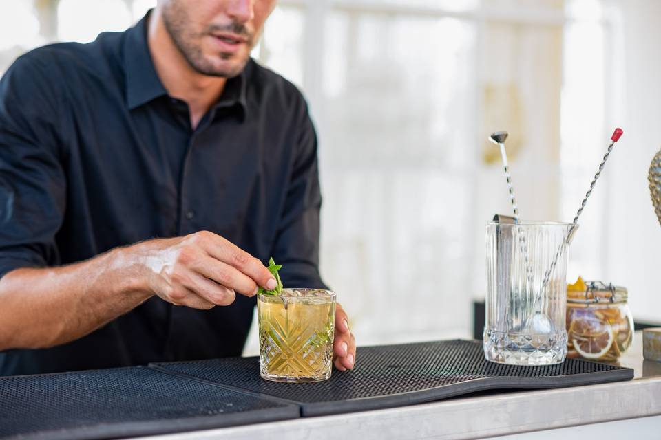 Barista concentrato sulla preparazione
