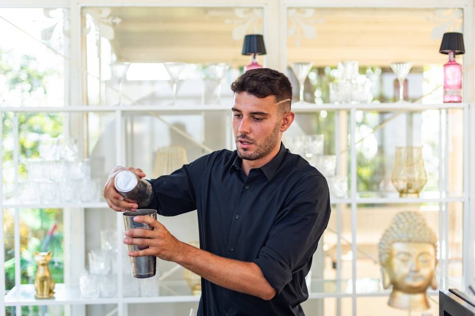 Il barista posa con un drink