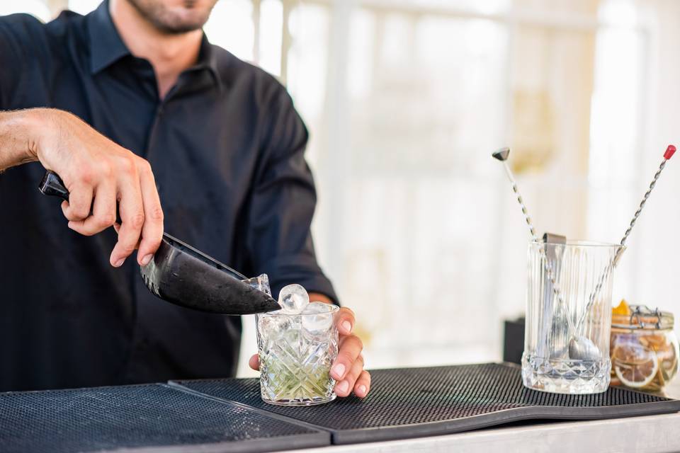 Mescolare il cocktail nel bicchiere