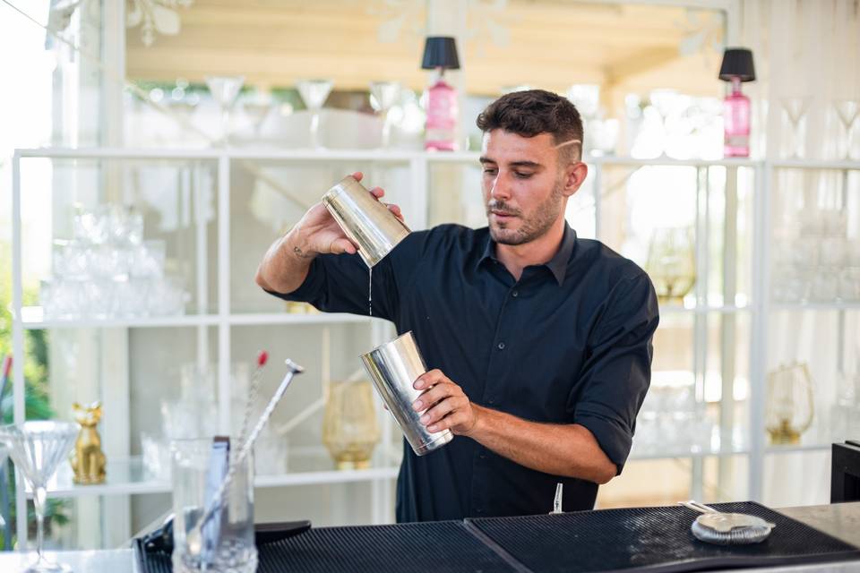 Preparazione cocktail con vista frontale