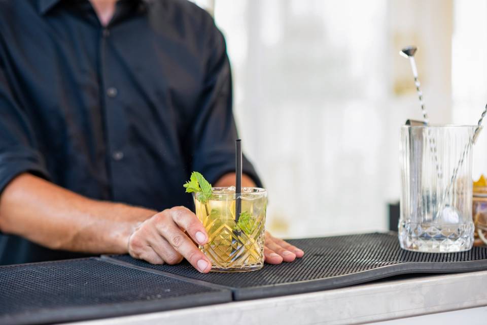 Ultimi tocchi alla presentazione del drink