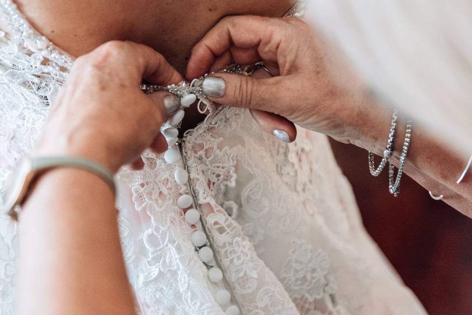 Vestizione abito sposa