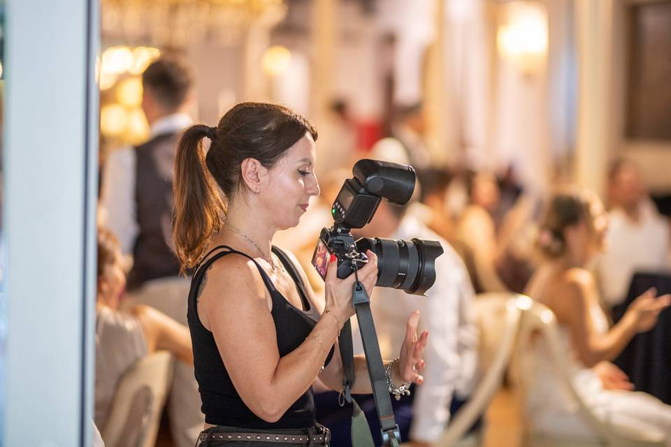 Fotografa al ricevimento al coperto