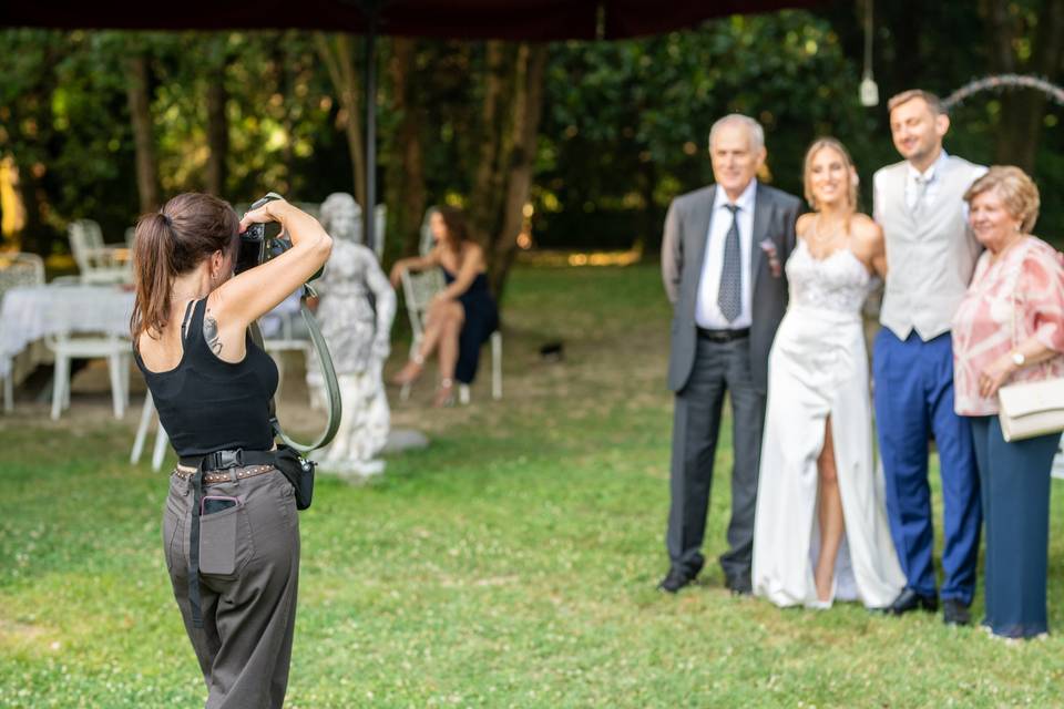 Fotografa che mette in posa la famiglia