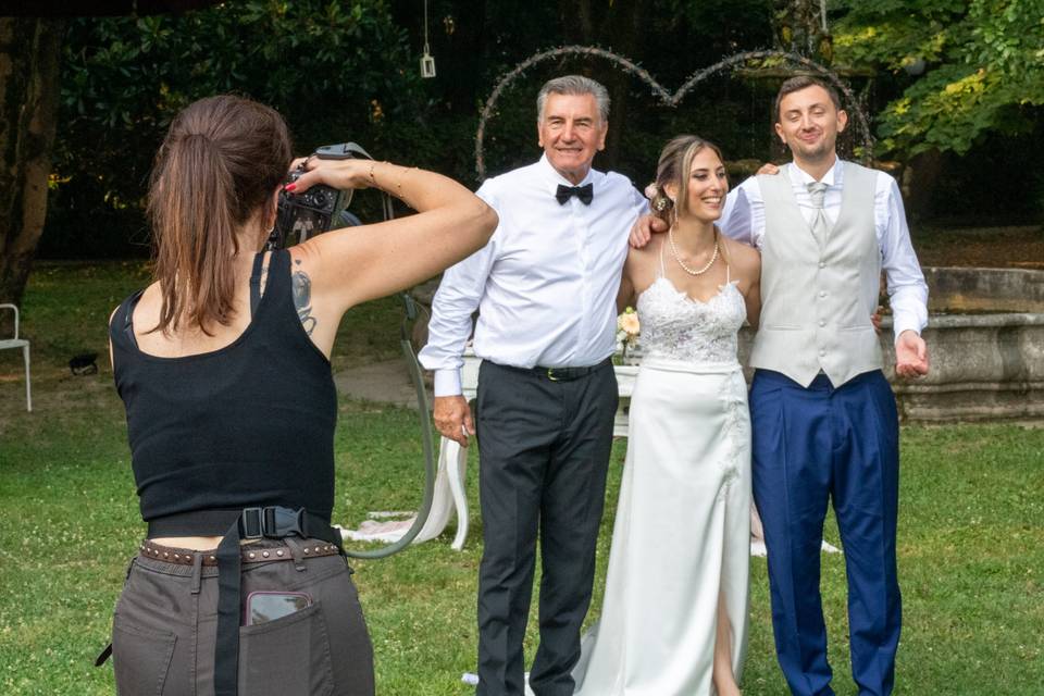 Fotografa con sposi alla fontana