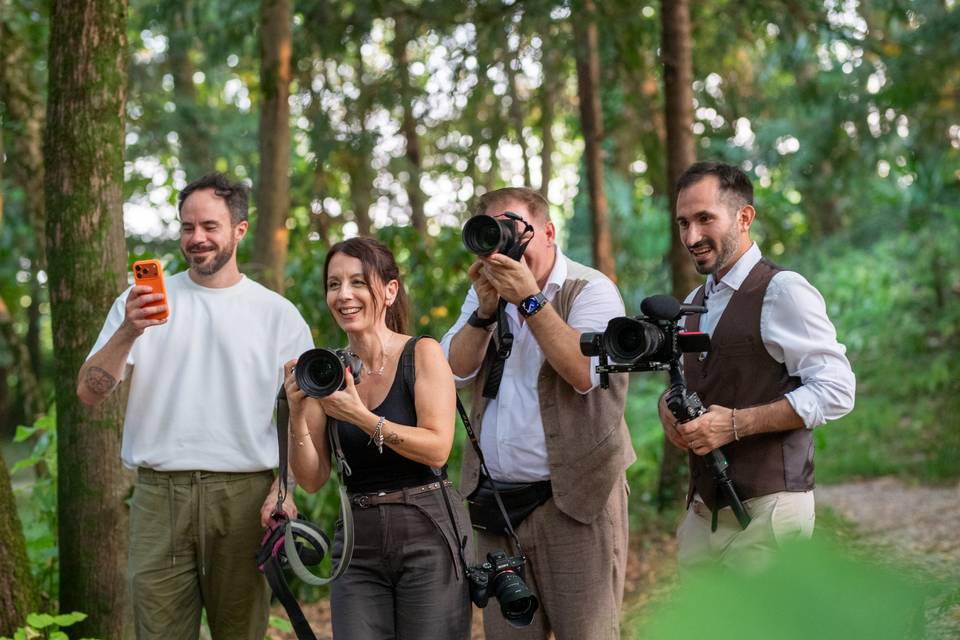 Squadra fotografi nel bosco