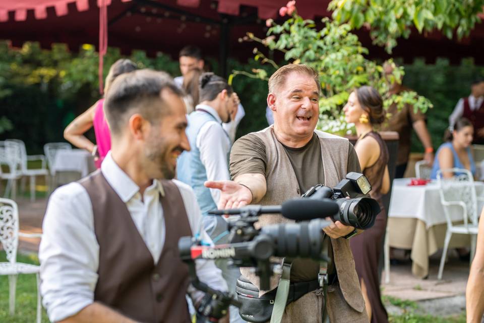 Videomaker che riprende gli ospiti