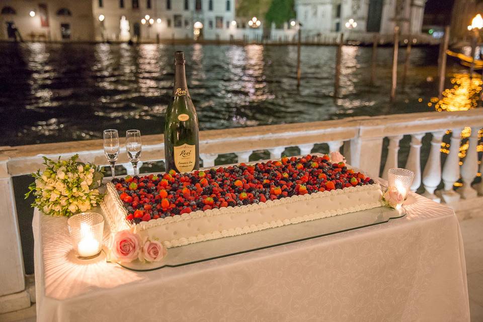 Taglio torta sul Canal Grande