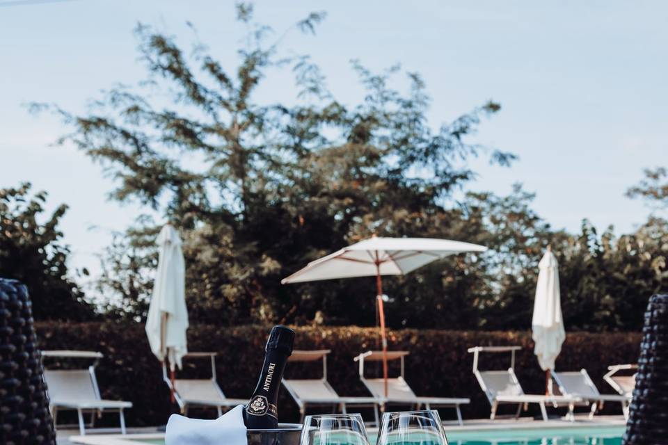 Aperitivo in piscina