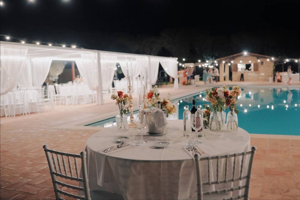 Cena a bordo piscina