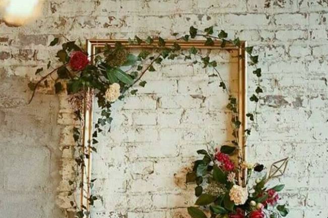 Cornice decorata con fiori