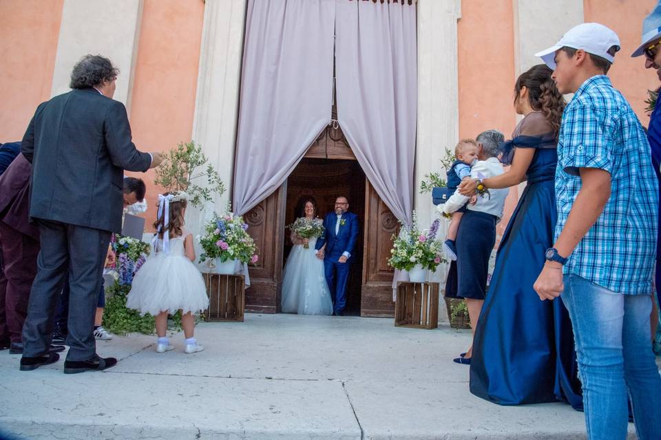 Parenti attendono l'uscita