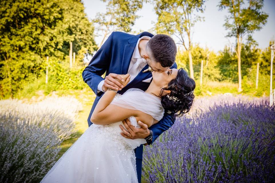 Sposi tra i fiori di lavanda