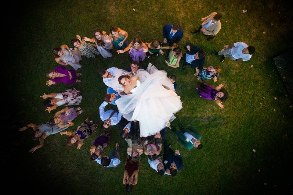 Foto  sposa con drone