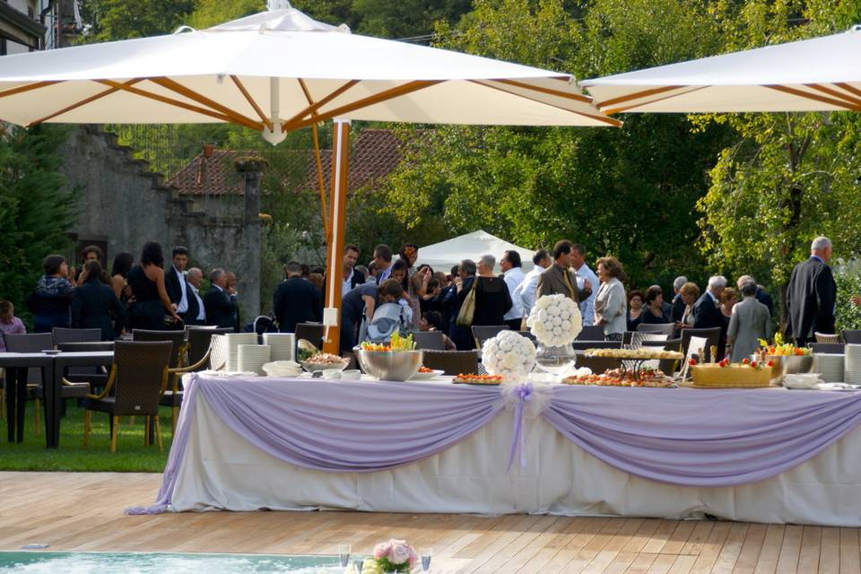 Buffet in piscina