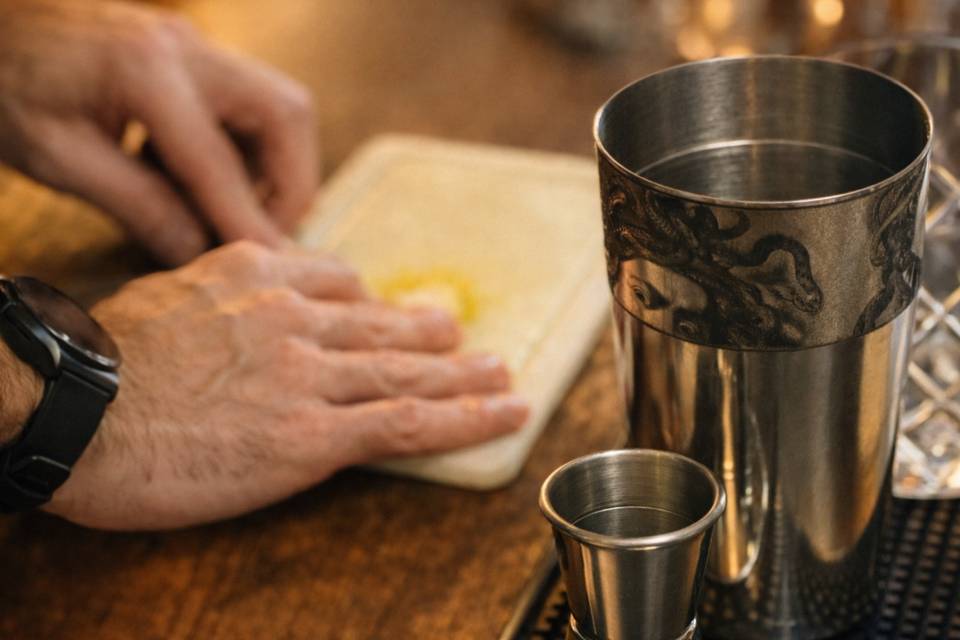 Preparando le scorze di limone