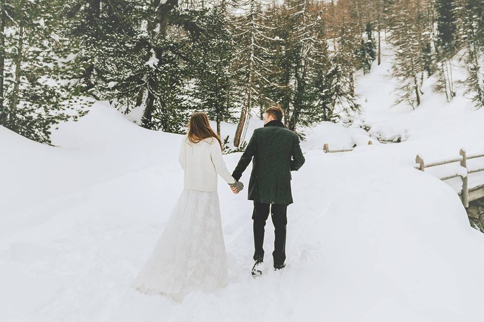 Sposi si divertono con la neve
