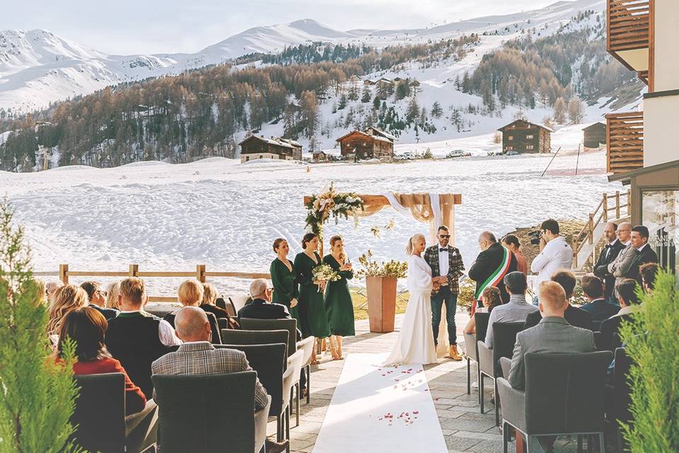 Sposi davanti gli Snow Chalet