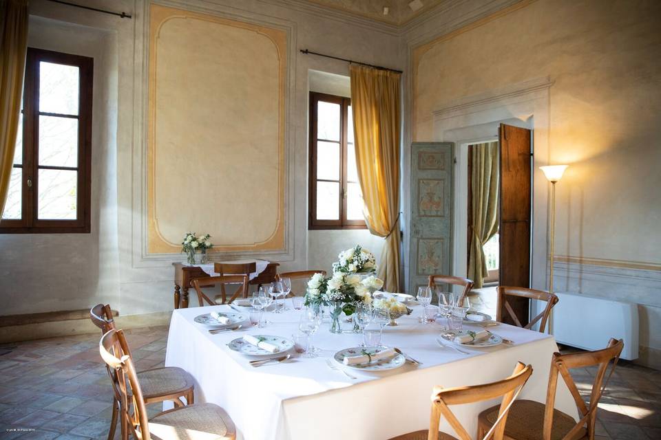 Sala gialla per pranzo anziend