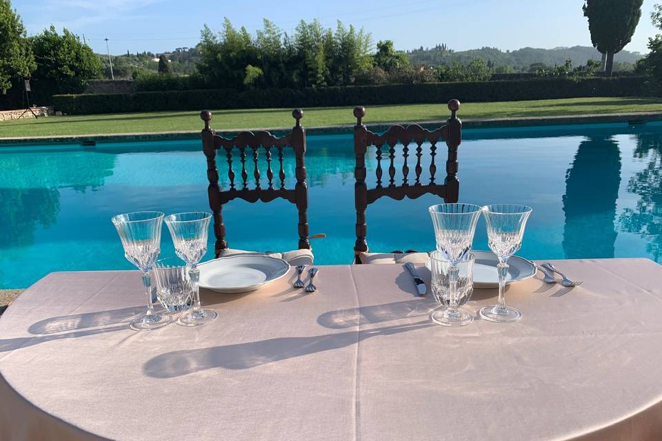 Preparazione tavolo sposi