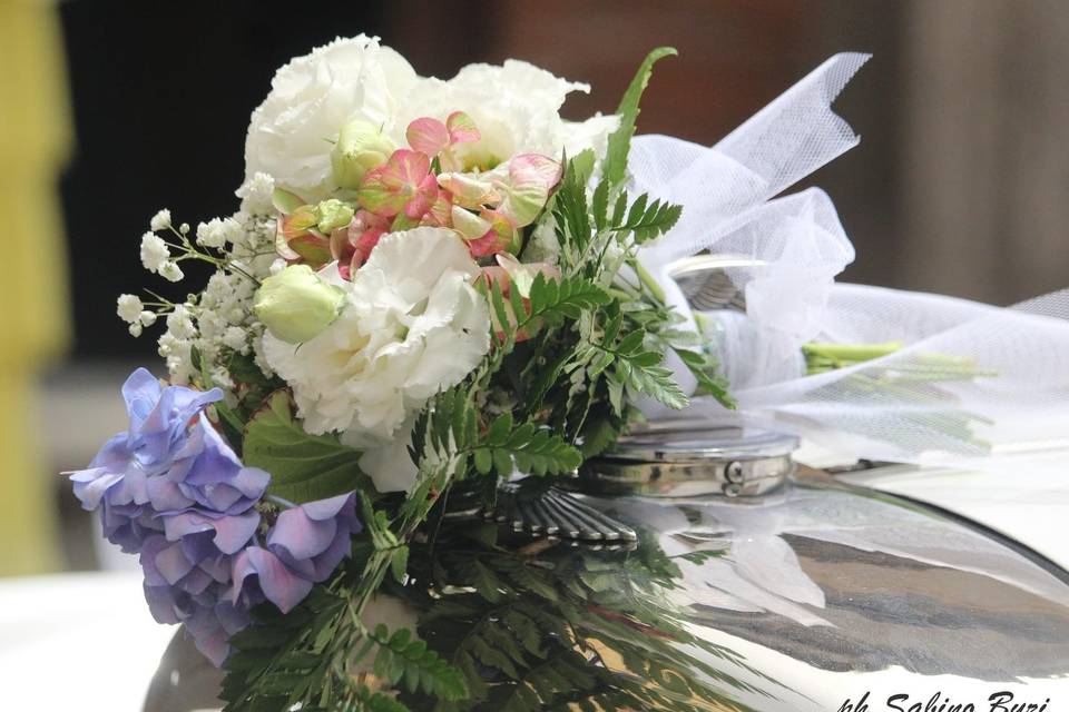 Matrimonio auto sposa fiori