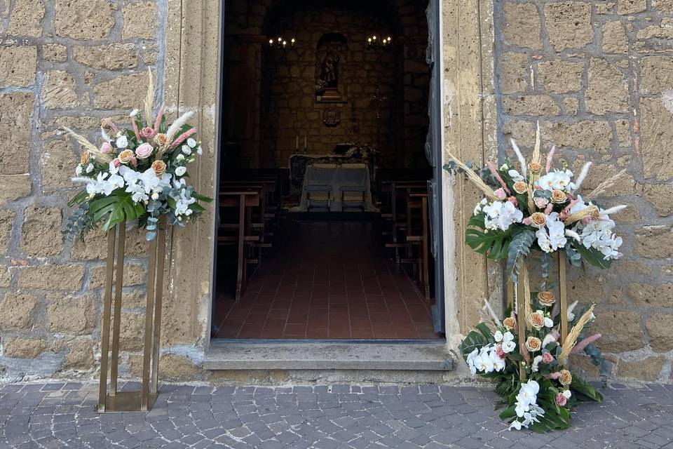 Fiori esterno chiesa