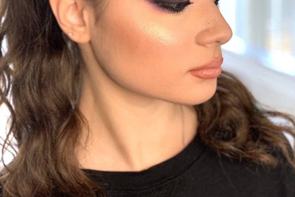 Smokey eyes black magenta