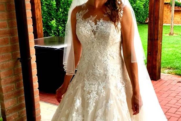 Sposa pettinata e vestita