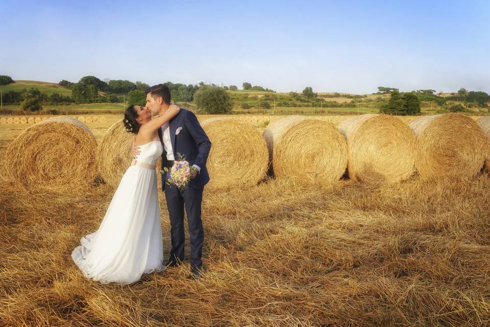 Bacio tra le balle di fieno