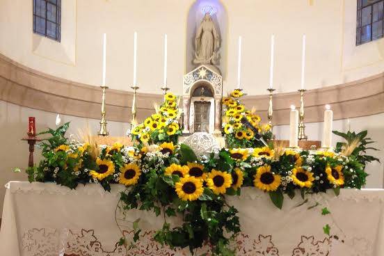 Chiesa con girasoli